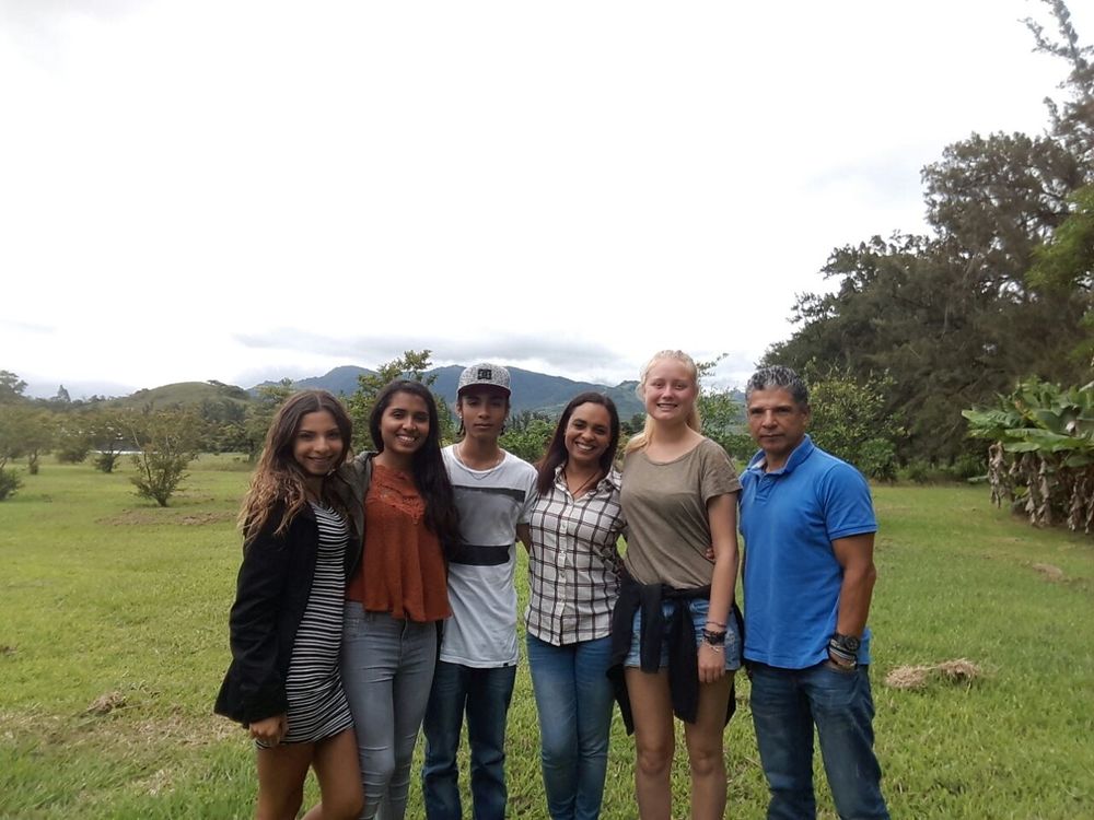 Austauschschülerin mit Gastfamilie in Costa Rica